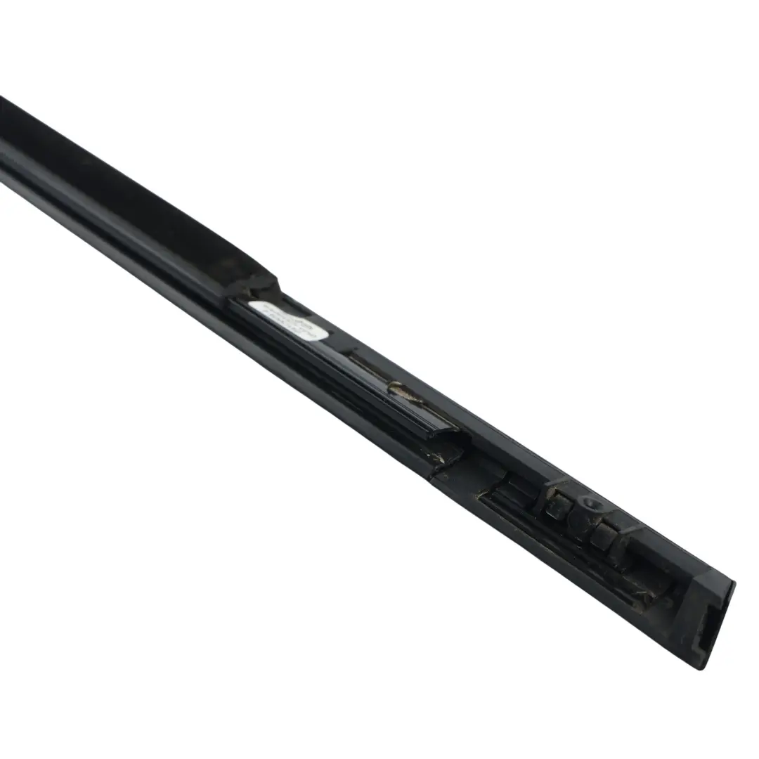 Guarnizione Finestrino Porta Posteriore Destra DK62-25596-AA per Range Rover L494 con numero di parte LR043787 Range Rover L494 Guarnizione Finestrino Porta Posteriore Destra DK62-25596-AA - SKU LR043787 - Numero di parte LR043787