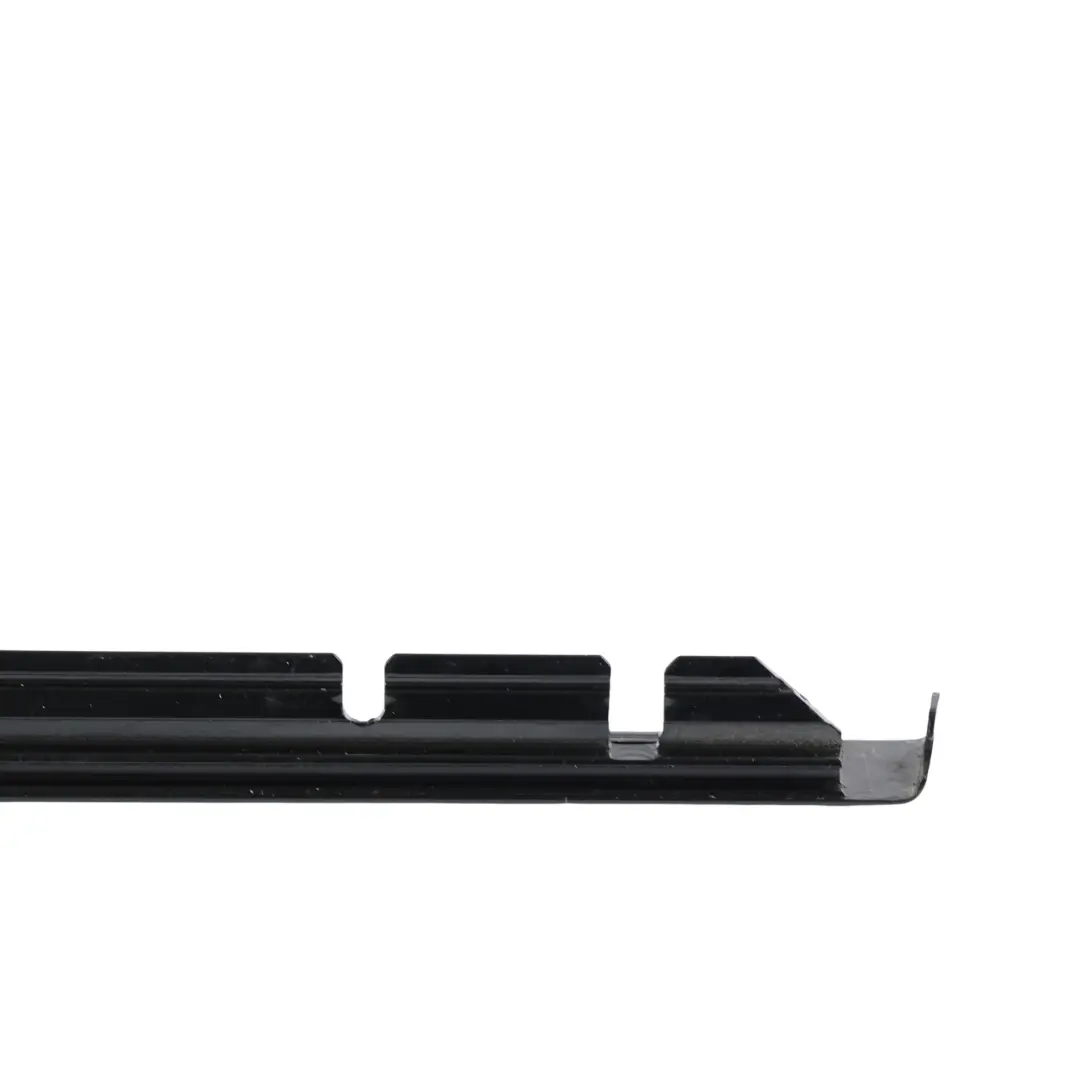 Listwa Szyby Drzwi Tylna Prawa do Range Rover Sport L494 o numerze LR043789 Range Rover Sport L494 Listwa Szyby Drzwi Tylna Prawa - SKU LR043789 - Numer Części LR043789