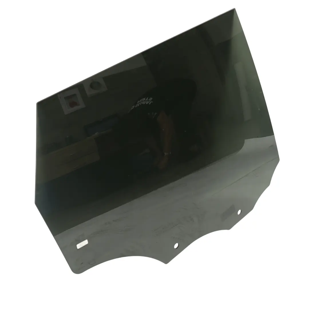 Vetro Finestrino Post Sinistro AS3 Oscurato per Range Rover Sport L494 con numero di parte LR043951 Range Rover Sport L494 Vetro Finestrino Post Sinistro AS3 Oscurato - SKU LR043951 - Numero di parte LR043951