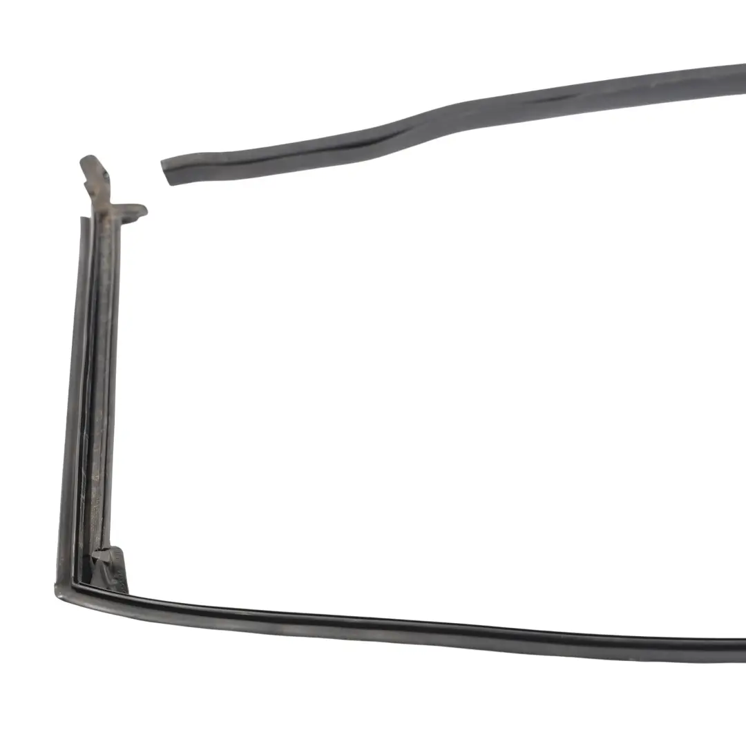Junta Burlete Puerta Trasera Superior Izquierda BJ32250A21AD para Range Rover L538 con número de pieza LR052651 Range Rover L538 Junta Burlete Puerta Trasera Superior Izquierda BJ32250A21AD - SKU LR052651 - Número de pieza LR052651