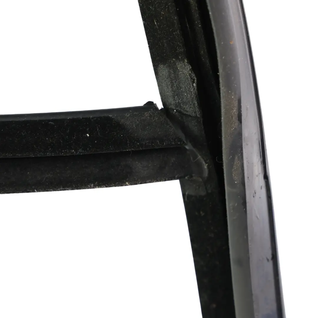 Uszczelka Szyby Drzwi Tylna Prawa do Range Rover Sport L494 o numerze LR084158 Range Rover Sport L494 Uszczelka Szyby Drzwi Tylna Prawa - SKU LR084158 - Numer Części LR084158