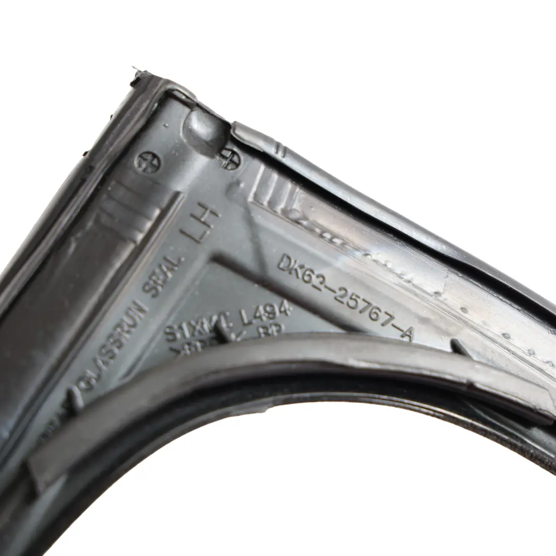 Joint Vitre Porte Arrière Gauche pour Range Rover Sport L494 à propos du numéro de pièce LR084159 Range Rover Sport L494 Joint Vitre Porte Arrière Gauche - SKU LR084159 - Numéro de pièce LR084159