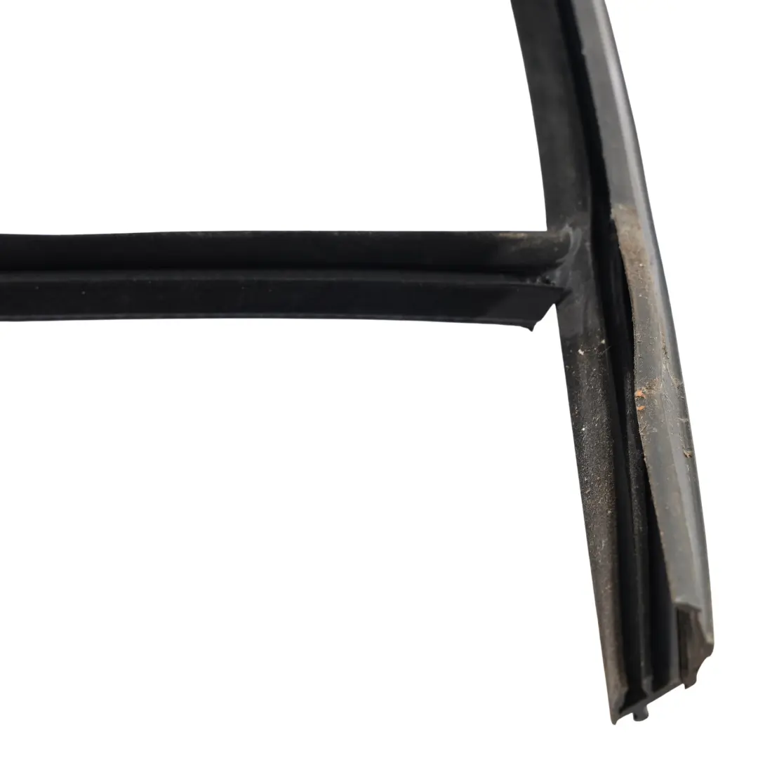 Joint Vitre Porte Arrière Gauche pour Range Rover Sport L494 à propos du numéro de pièce LR084159 Range Rover Sport L494 Joint Vitre Porte Arrière Gauche - SKU LR084159 - Numéro de pièce LR084159