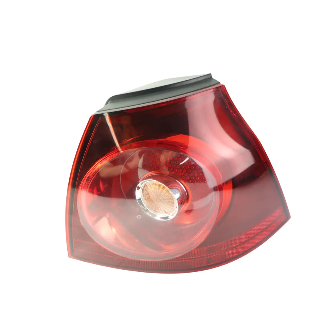 Lampa Tylna W Błotnik Zewnętrzna Prawa do Volkswagen Golf 5 o numerze 1K6945096AA Volkswagen Golf 5 Lampa Tylna W Błotnik Zewnętrzna Prawa - SKU 1K6945096AA-1 - Numer Części 1K6945096AA