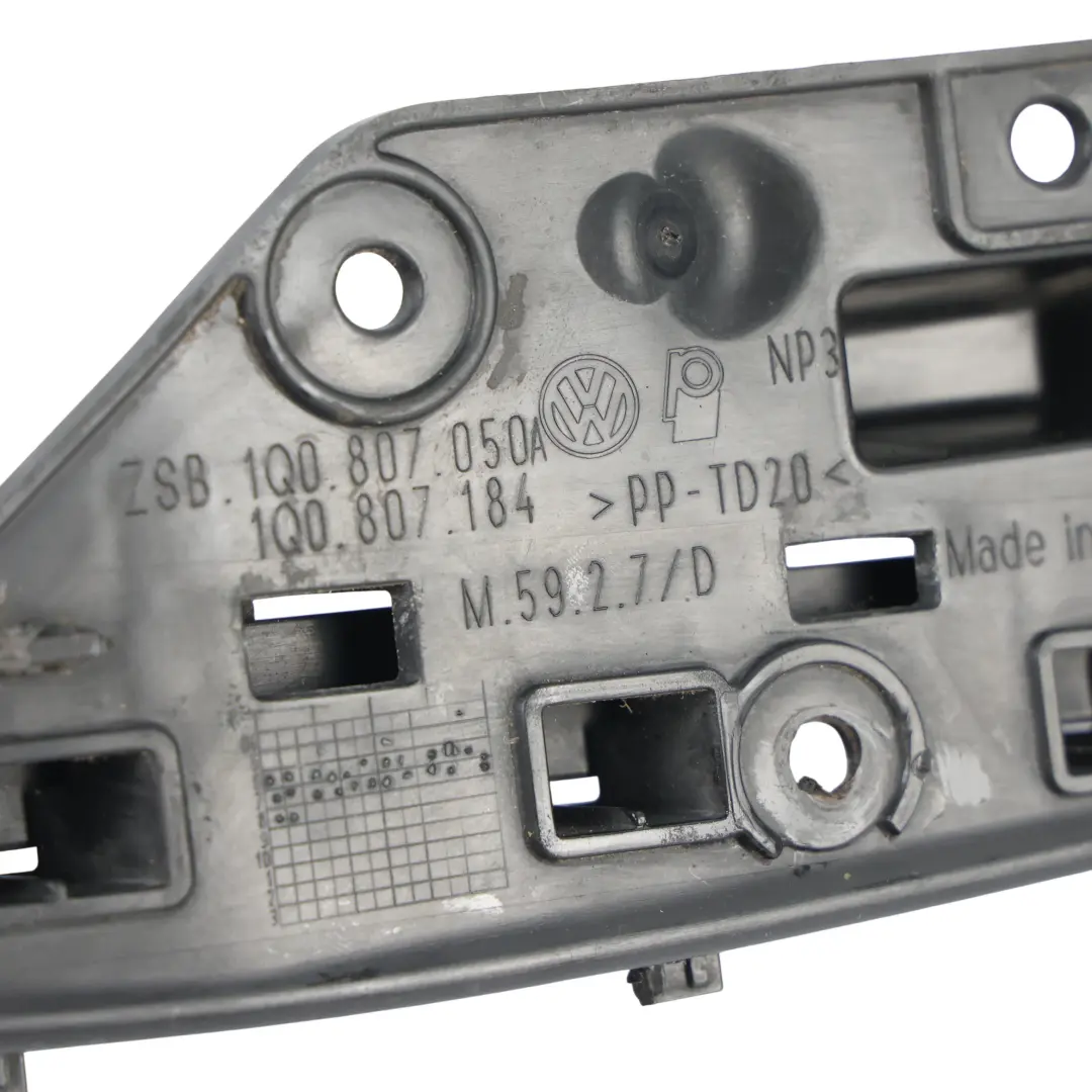 1F Staffa Supporto Guida Paraurti Anteriore Destro per Volkswagen Eos con numero di parte 1Q0807050A Volkswagen Eos 1F Staffa Supporto Guida Paraurti Anteriore Destro - SKU 1Q0807050A - Numero di parte 1Q0807050A