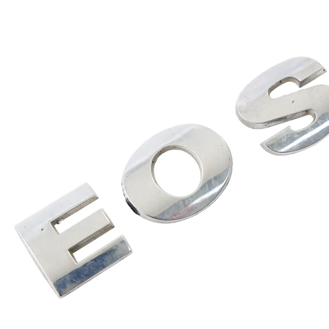 1F Emblemat Napis Klapy Tylnej EOS 1T0853675AD do Volkswagen Eos o numerze 1Q0853687 Volkswagen Eos 1F Emblemat Napis Klapy Tylnej EOS 1T0853675AD - SKU 1Q0853687 - Numer Części 1Q0853687