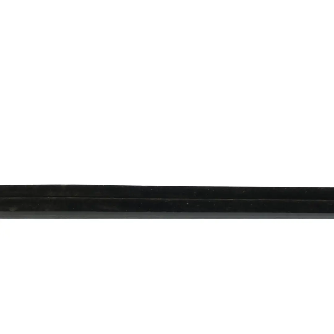 Uszczelka Szyby Drzwi Przednia Prawa do Volkswagen Passat B7 o numerze 3AA837472A Volkswagen Passat B7 Uszczelka Szyby Drzwi Przednia Prawa - SKU 3AA837472A - Numer Części 3AA837472A