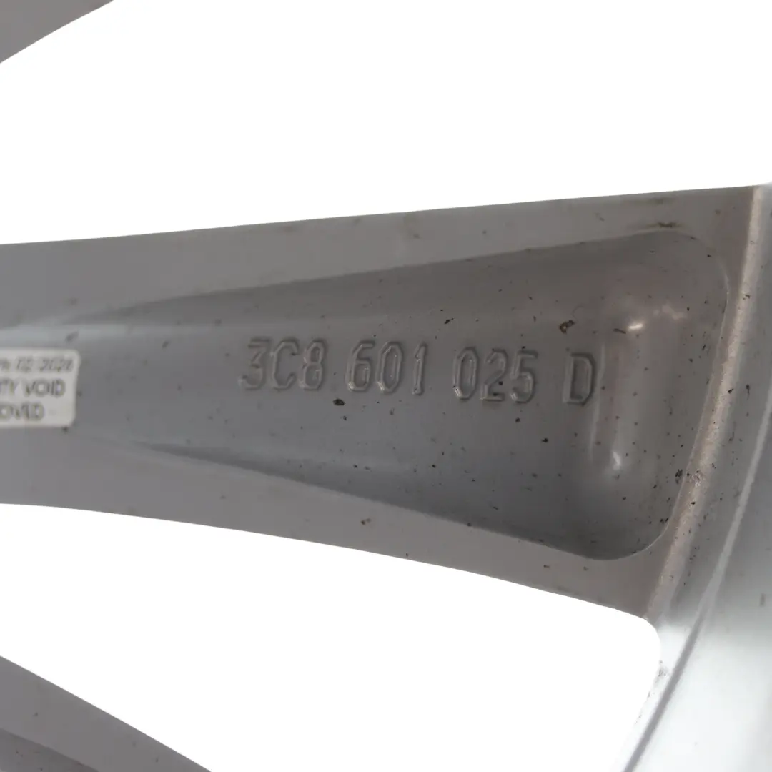 Mk3 Silberne Leichtmetallfelge 18" 8J ET:41 für Volkswagen Scirocco mit Teilenummer 3C8601025D Volkswagen Scirocco Mk3 Silberne Leichtmetallfelge 18" 8J ET:41 - SKU 3C8601025D-6 - Teilenummer 3C8601025D