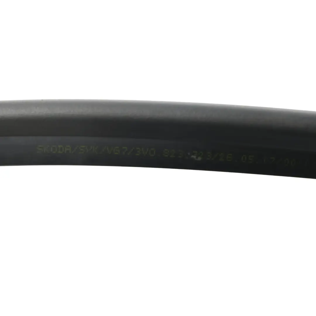MK3 3V Guarnizione Gomma Cofano Anteriore per Skoda Superb con numero di parte 3V0823723 Skoda Superb MK3 3V Guarnizione Gomma Cofano Anteriore - SKU 3V0823723 - Numero di parte 3V0823723