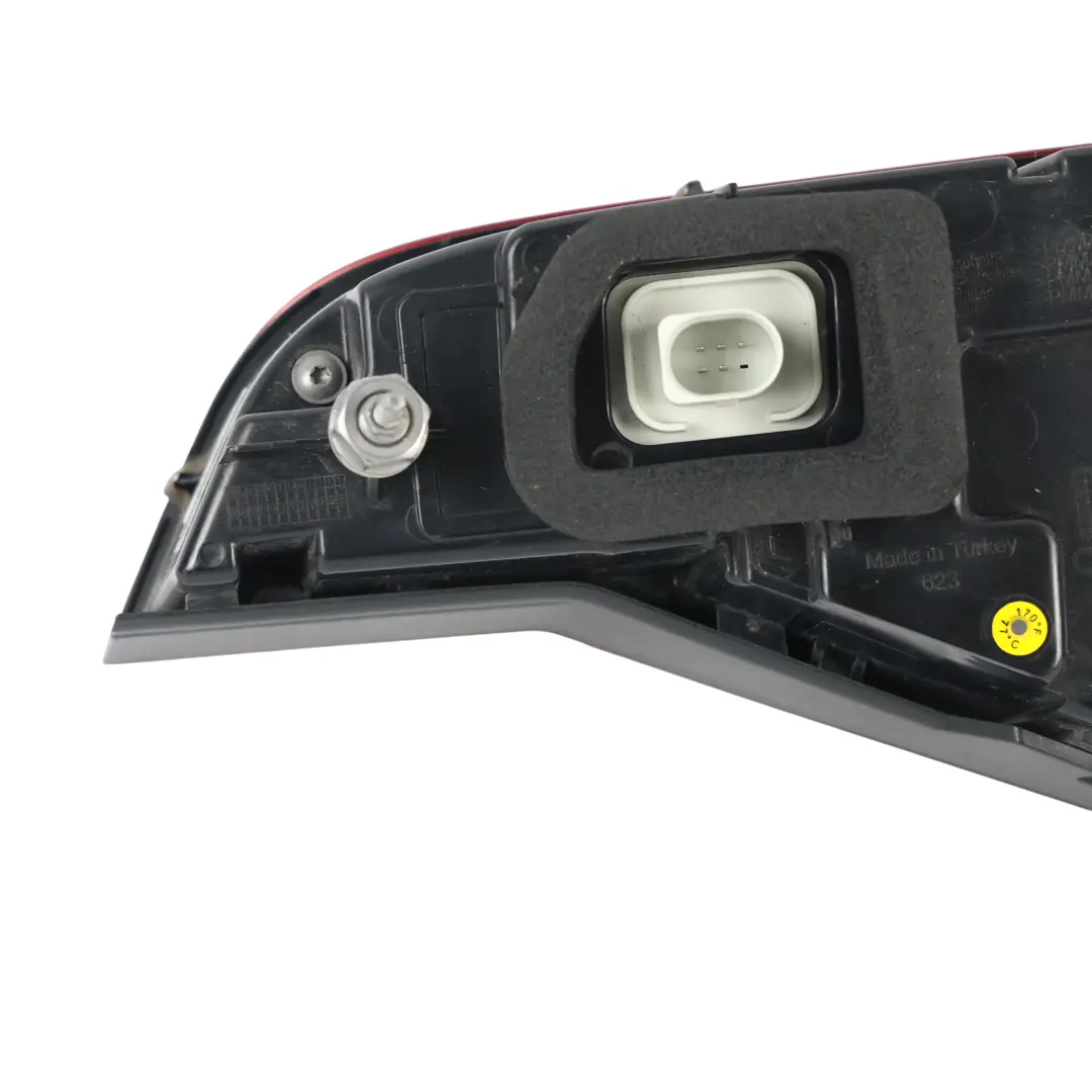 Lampa Tylna W Klapie Lewa Wewnętrzna do Audi A8 D4 o numerze 4H0945093H Audi A8 D4 Lampa Tylna W Klapie Lewa Wewnętrzna - SKU 4H0945093H - Numer Części 4H0945093H