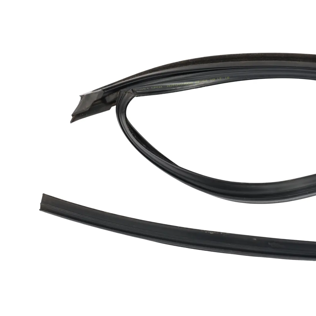 Uszczelka Szyby Tylnych Drzwi Gumowa Lewa do Ford Focus Titanium o numerze 4M51-A25825-A Ford Focus Titanium Uszczelka Szyby Tylnych Drzwi Gumowa Lewa - SKU 4M51-A25825-A - Numer Części 4M51-A25825-A