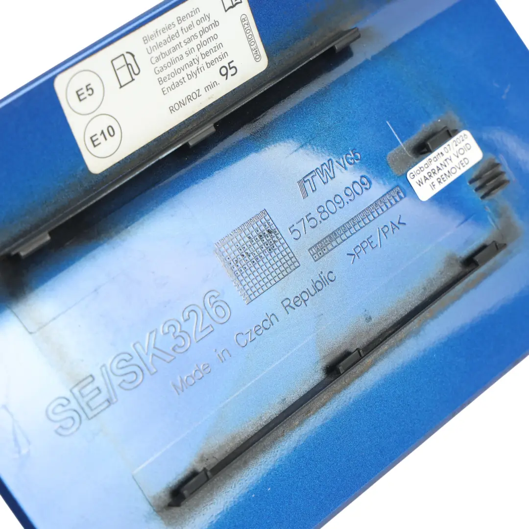 Tapa Combustible Azul Carrera F5W para Skoda Karoq Seat Ateca VW Taos con número de pieza 575809909 Skoda Karoq Seat Ateca VW Taos Tapa Combustible Azul Carrera F5W - SKU 575809909-RAB - Número de pieza 575809909
