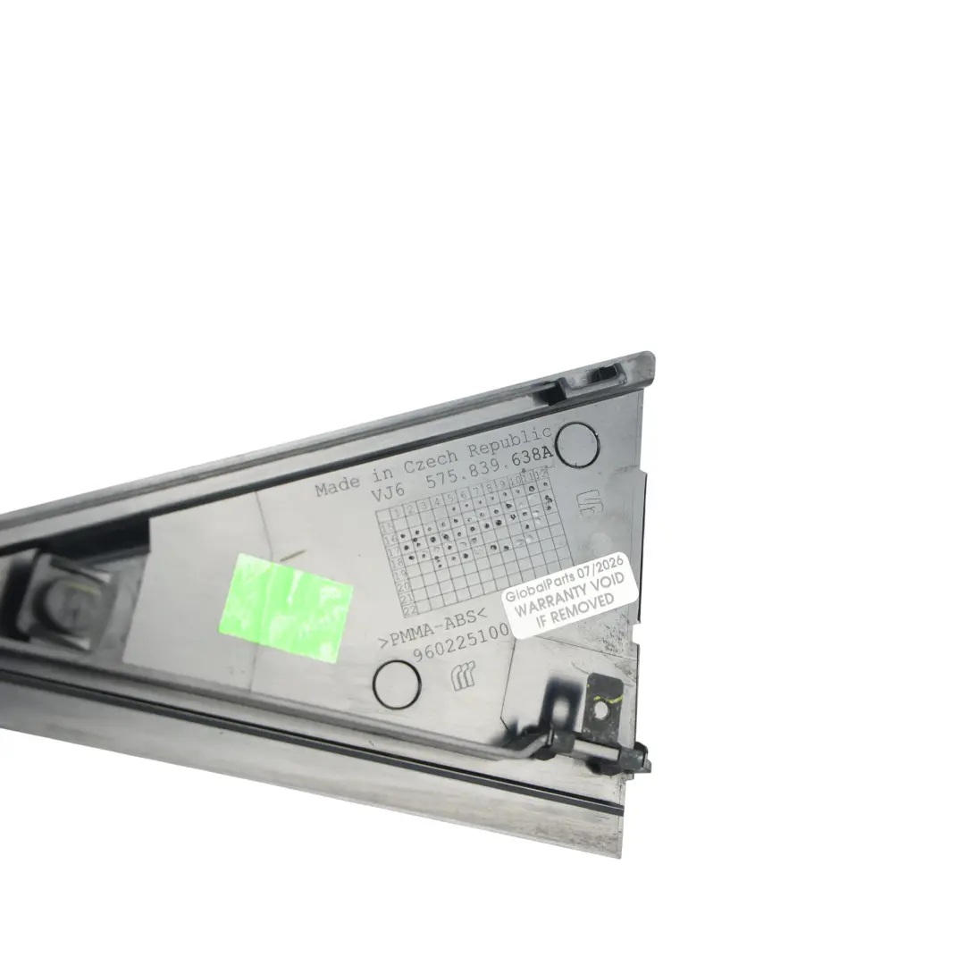 Moldura Triángulo Puerta Trasera Negra Derecha para Skoda Karoq NU7 con número de pieza 575839638A Skoda Karoq NU7 Moldura Triángulo Puerta Trasera Negra Derecha - SKU 575839638A - Número de pieza 575839638A