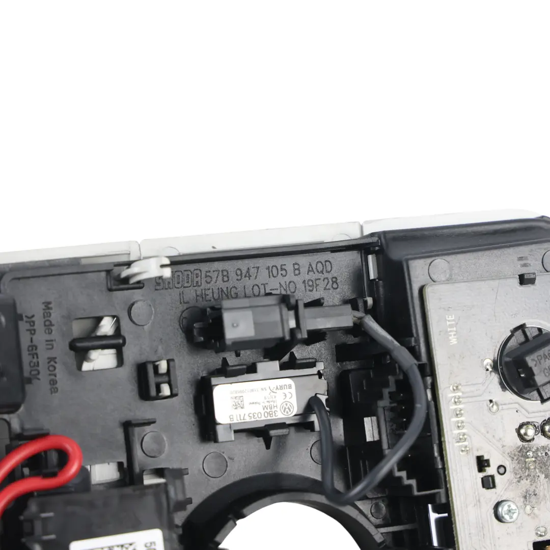Przełącznik Panelu Oświetlenia Wnętrza Szary do Skoda Karoq NU7 o numerze 57B947105B Skoda Karoq NU7 Przełącznik Panelu Oświetlenia Wnętrza Szary - SKU RHD-57B947105B - Numer Części 57B947105B