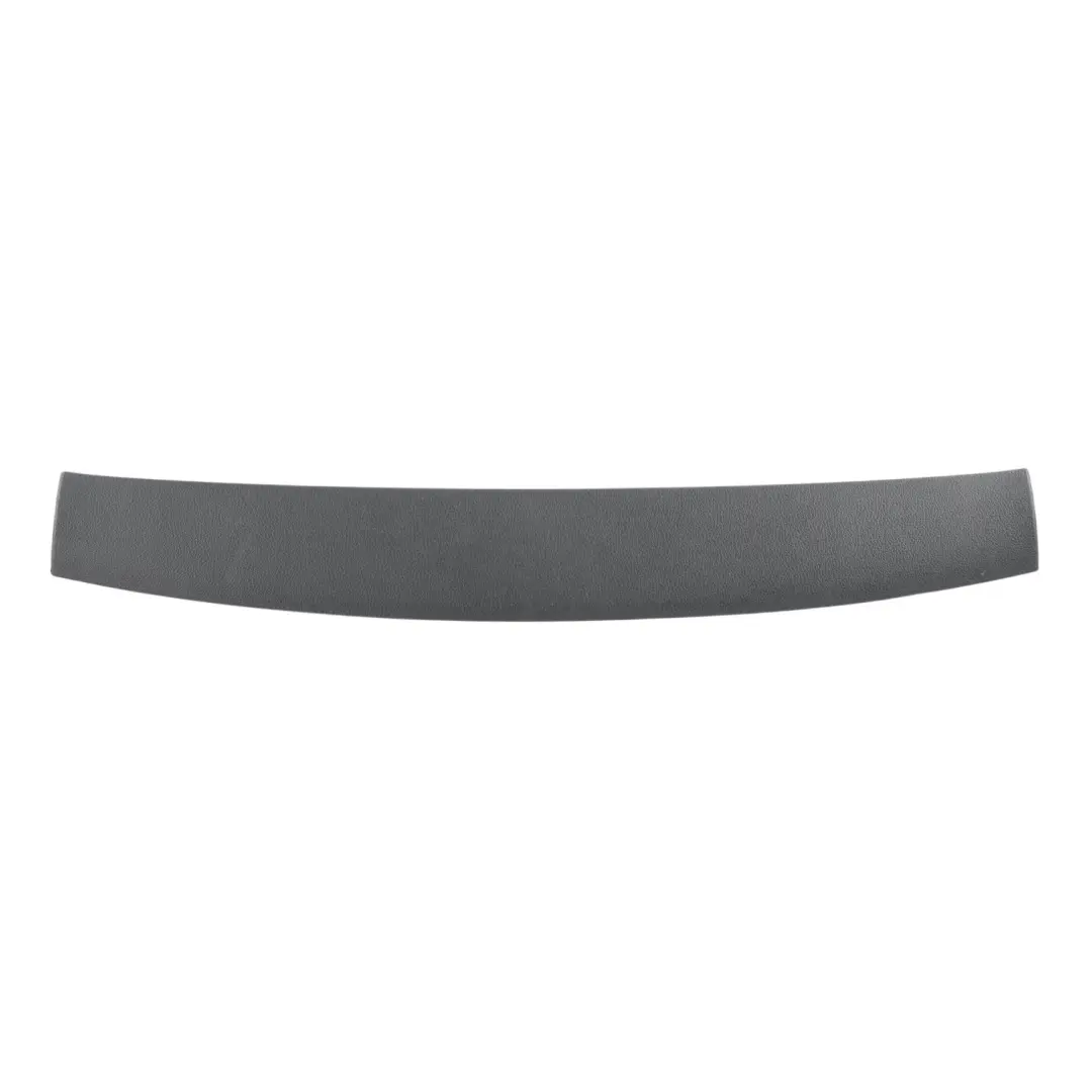Panel Tapa Portón Trasero Superior Negro para Volkswagen Golf Mk7 con número de pieza 5G6867715B Volkswagen Golf Mk7 Panel Tapa Portón Trasero Superior Negro - SKU 5G6867715B - Número de pieza 5G6867715B