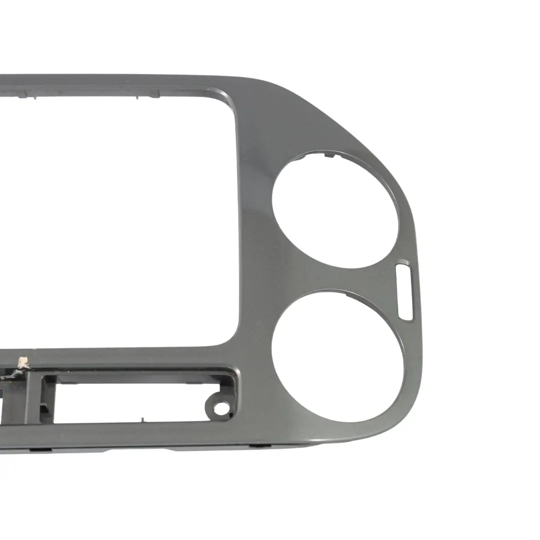 Ramka Konsoli Kratki Nawiewu Środkowa do Volkswagen Tiguan 5N o numerze 5N0858071E Volkswagen Tiguan 5N Ramka Konsoli Kratki Nawiewu Środkowa - SKU 5N0858071E-1 - Numer Części 5N0858071E