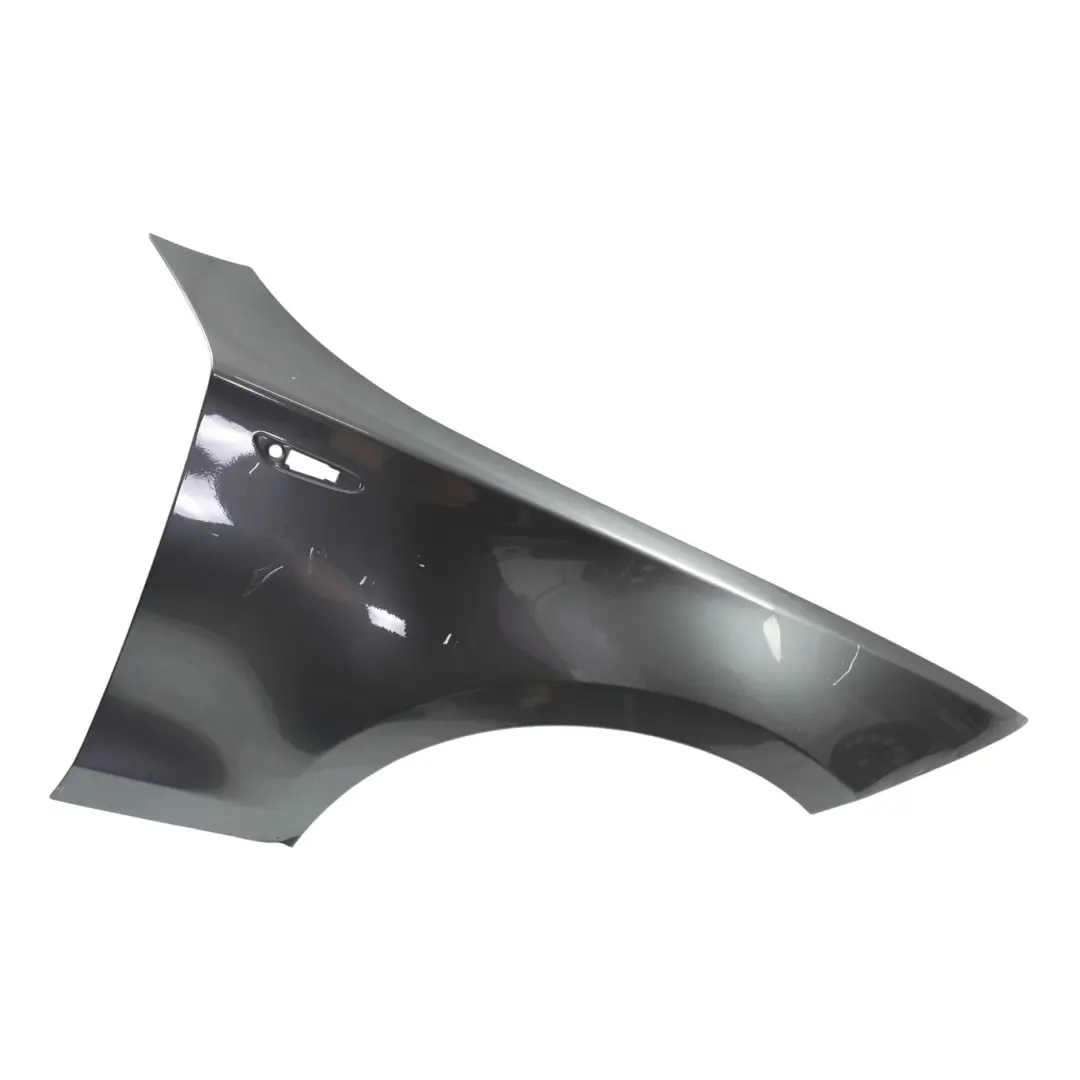 Pannello laterale parafango anteriore destro Sparkling Graphite A22 per BMW E81 E87 con numero di parte 7133228 BMW E81 E87 Pannello laterale parafango anteriore destro Sparkling Graphite A22 - SKU 7133228-SG2 - Numero di parte 7133228