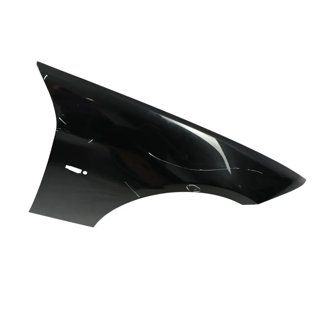 Pannello laterale parafango anteriore destro Black Sapphire - 475 per BMW E90 E91 con numero di parte 7135680 BMW E90 E91 Pannello laterale parafango anteriore destro Black Sapphire - 475 - SKU 7135680-BS1 - Numero di parte 7135680