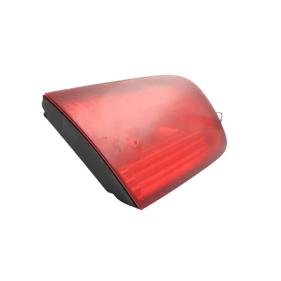 Lampa W Klape Wewnętrzna Lewy Tył do BMW E93 Cabrio o numerze 7162303 BMW E93 Cabrio Lampa W Klape Wewnętrzna Lewy Tył - SKU 7162303-1 - Numer Części 7162303