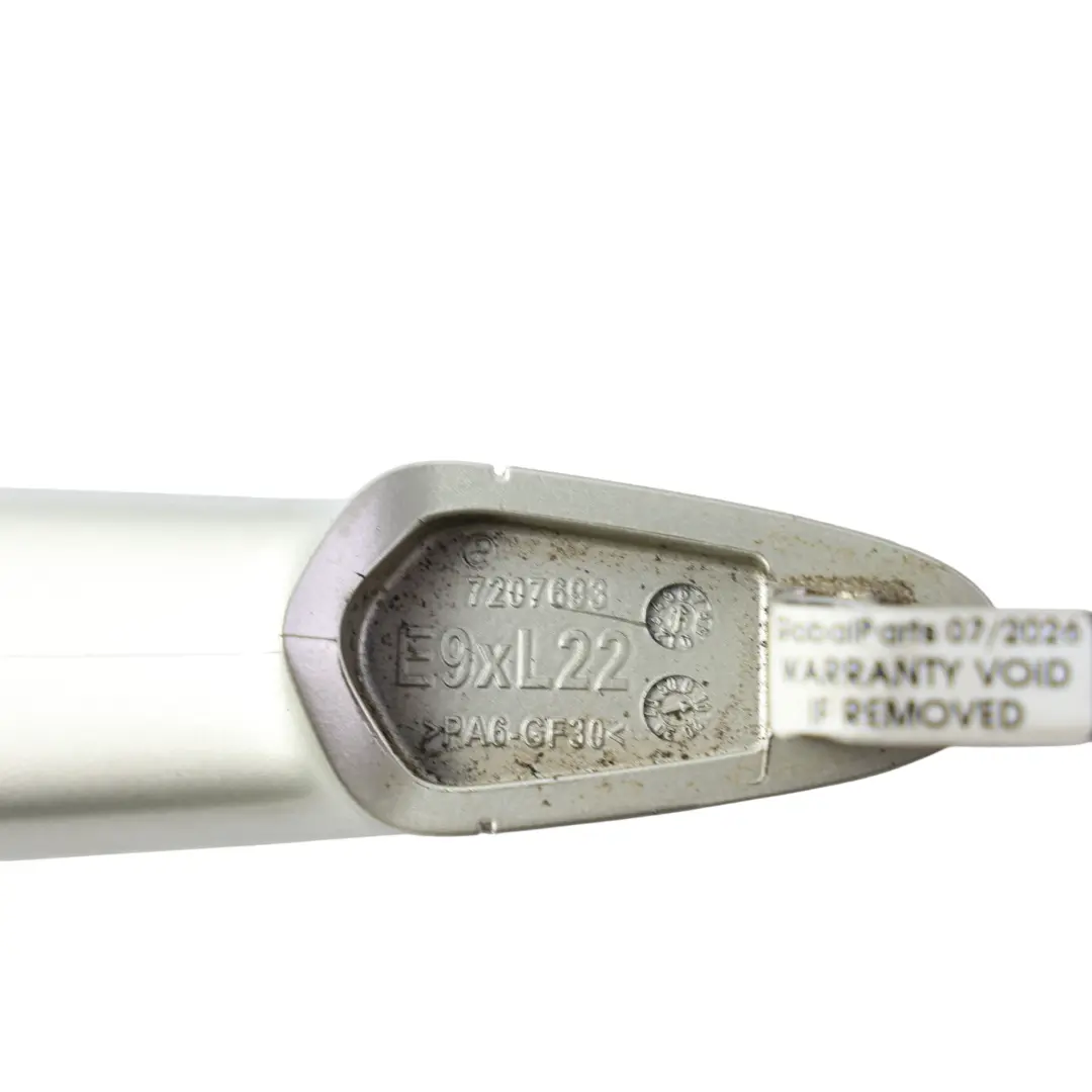 Klamka Tylna Lewa Mineralsilber Metallic A14 do BMW F20 LCI o numerze 7207561 BMW F20 LCI Klamka Tylna Lewa Mineralsilber Metallic A14 - SKU 7207561-MS - Numer Części 7207561