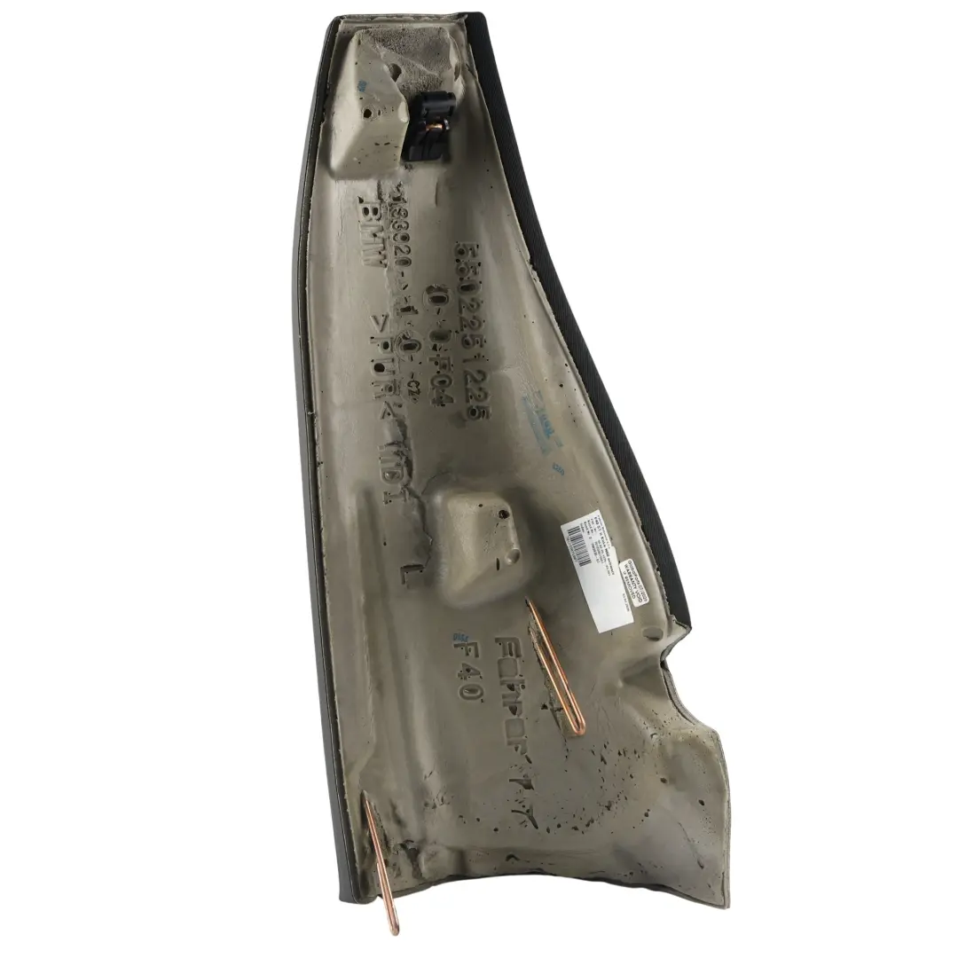 Cubierta Lateral Asiento Trasero Izquierdo Negro para BMW F40 con número de pieza 7942435 BMW F40 Cubierta Lateral Asiento Trasero Izquierdo Negro - SKU 7942435 - Número de pieza 7942435