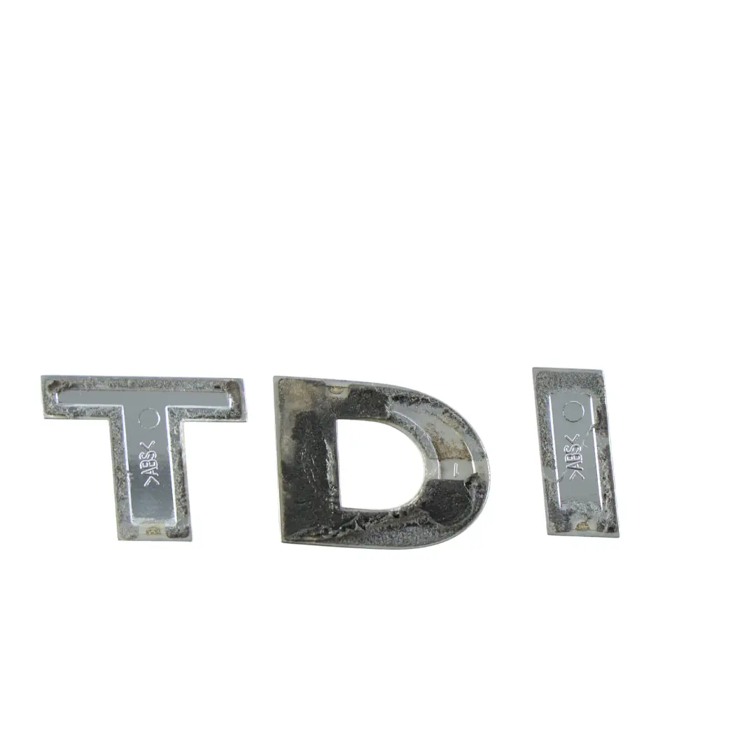 2K Insignia Portón Trasero TDI Plata Rojo para Volkswagen Caddy con número de pieza 7E0853675A Volkswagen Caddy 2K Insignia Portón Trasero TDI Plata Rojo - SKU 7E0853675A - Número de pieza 7E0853675A