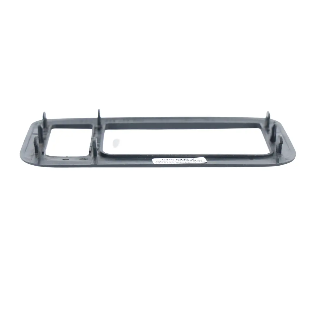 Piastra Copertura Serratura Portellone per Volkswagen Transporter T5 T6 con numero di parte 7H0827699A Volkswagen Transporter T5 T6 Piastra Copertura Serratura Portellone - SKU 7H0827699A - Numero di parte 7H0827699A