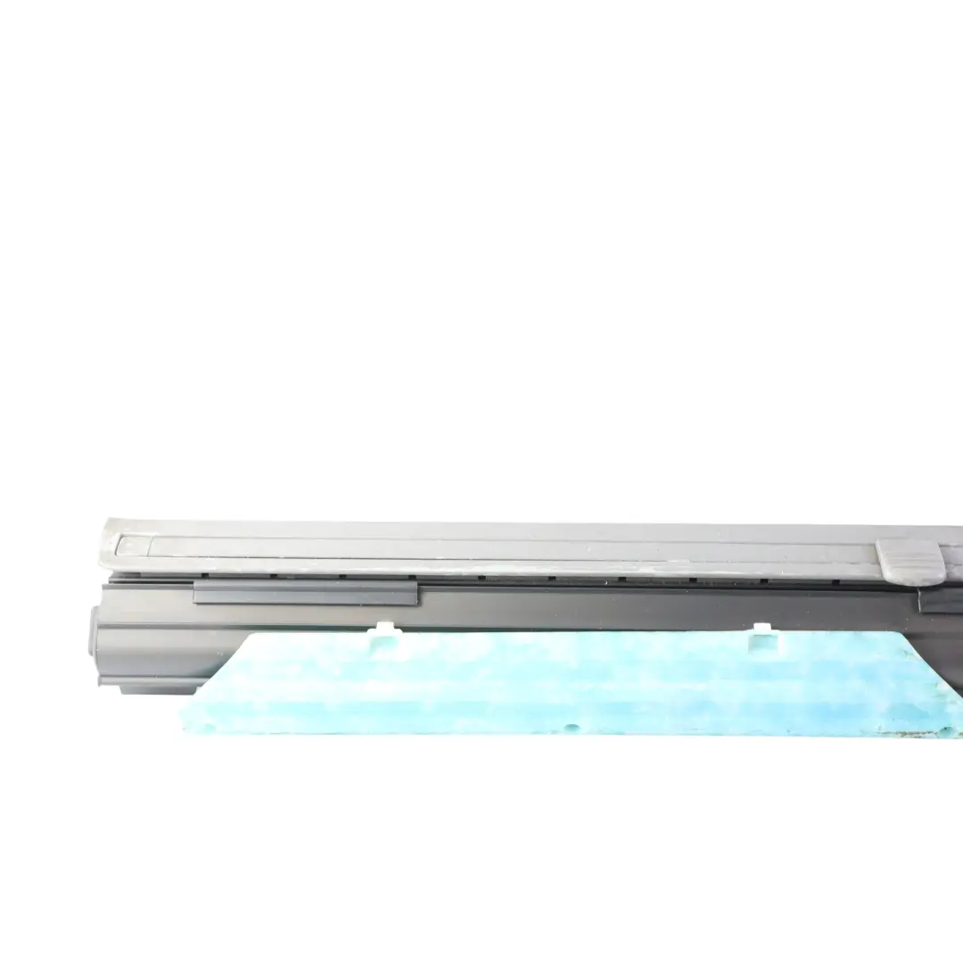 Parasole Finestrino Posteriore Destro per Volkswagen Transporter T5 con numero di parte 7H9861330B Volkswagen Transporter T5 Parasole Finestrino Posteriore Destro - SKU 7H9861330B - Numero di parte 7H9861330B