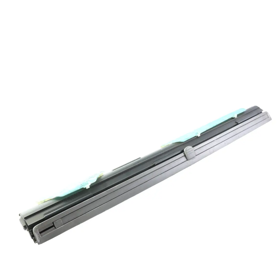 Parasole Finestrino Posteriore Destro per Volkswagen Transporter T5 con numero di parte 7H9861330B Volkswagen Transporter T5 Parasole Finestrino Posteriore Destro - SKU 7H9861330B - Numero di parte 7H9861330B