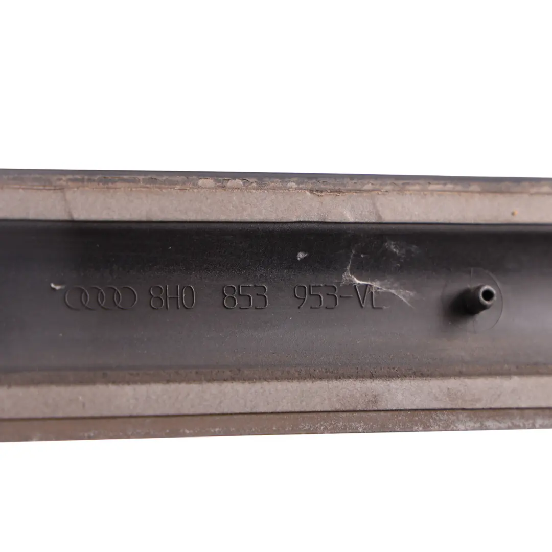 Listwa Ozdobna Przednich Drzwi Lewa Czarny Phantom Z9Y do Audi A4 B7 o numerze 8H0853953 Audi A4 B7 Listwa Ozdobna Przednich Drzwi Lewa Czarny Phantom Z9Y - SKU 8H0853953-PHB - Numer Części 8H0853953