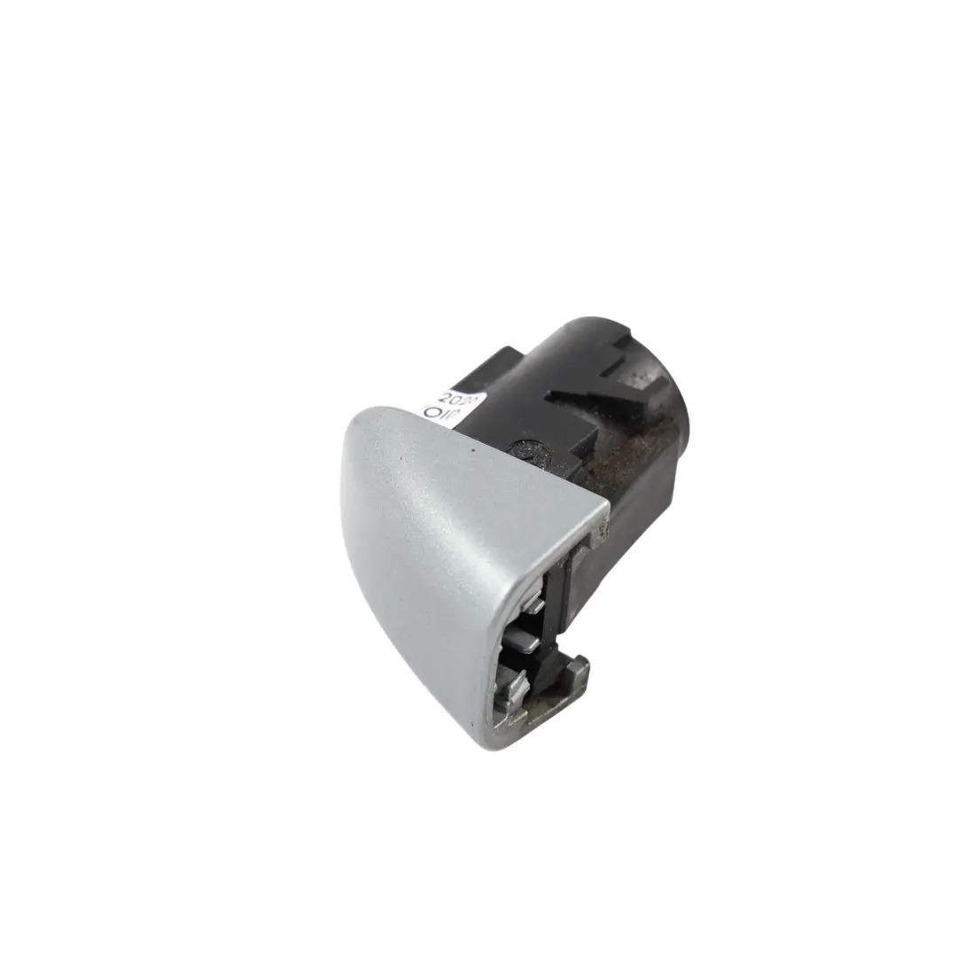 Tapa Cubierta Tirador Delantero Trasero Lado Pasajero Plata Monza X7V para Audi A4 B8 con número de pieza 8K0839879 Audi A4 B8 Tapa Cubierta Tirador Delantero Trasero Lado Pasajero Plata Monza X7V - SKU 8K0839879-MSIL - Número de pieza 8K0839879