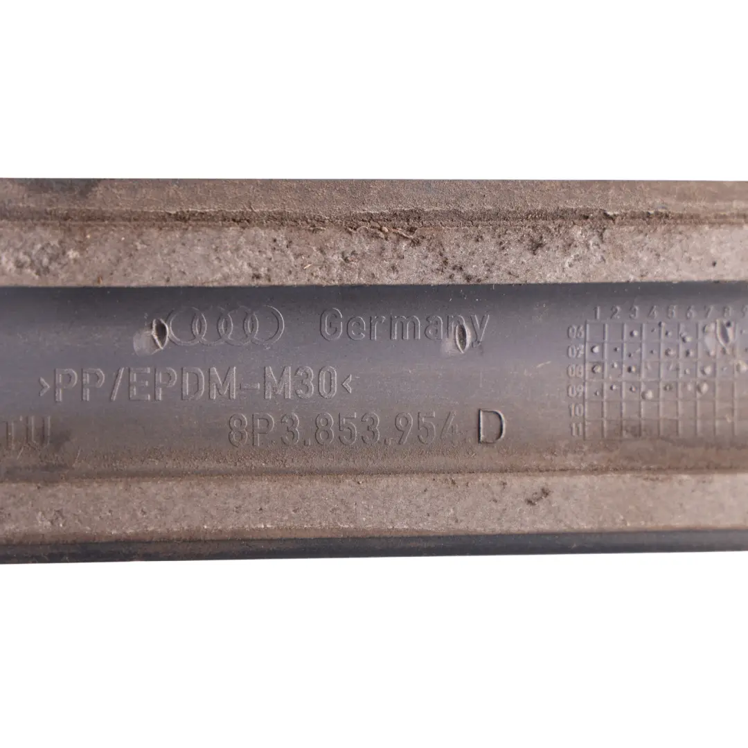 Modanatura Porta Anteriore Destra Grigio Meteor Perlato Z7H per Audi TT 8J con numero di parte 8P3853954D Audi TT 8J Modanatura Porta Anteriore Destra Grigio Meteor Perlato Z7H - SKU 8P3853954D-MGR - Numero di parte 8P3853954D