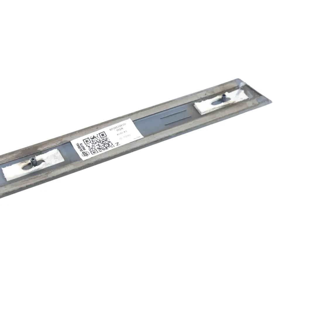 Seitenwand Zierleiste Hinten Links Meteorgrau Z7H für Audi A3 8P mit Teilenummer 8P3853983D Audi A3 8P Seitenwand Zierleiste Hinten Links Meteorgrau Z7H - SKU 8P3853983D-MGR - Teilenummer 8P3853983D