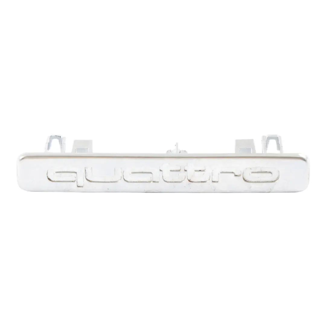 Emblemat Schowka Deski Rozdzielczej Quattro Srebrny do Audi A5 8T o numerze 8T0853191B Audi A5 8T Emblemat Schowka Deski Rozdzielczej Quattro Srebrny - SKU 8T0853191B-1 - Numer Części 8T0853191B