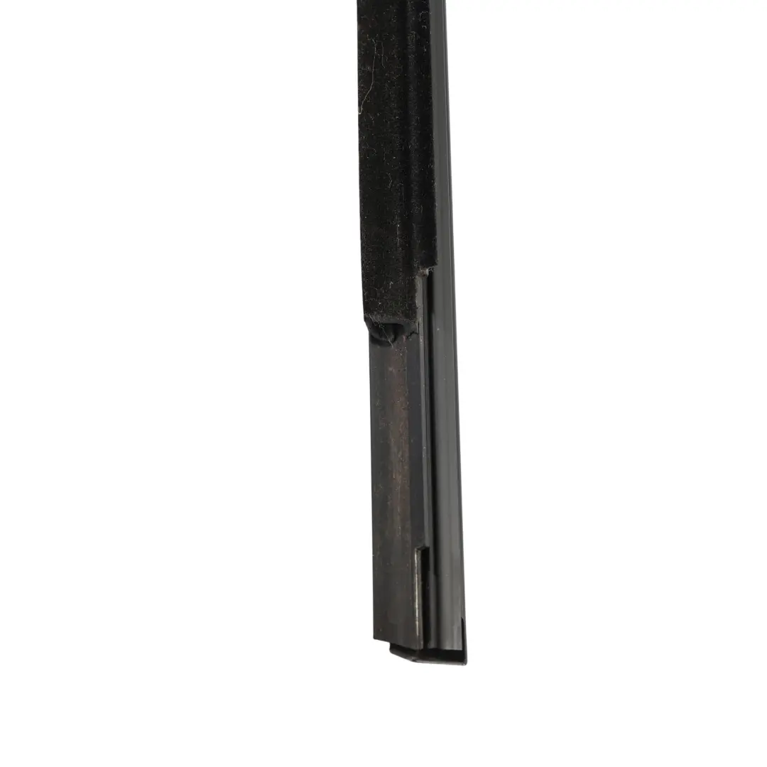 Modanatura Finestrino Posteriore Destro Nero Lucido per Audi A4 S4 B9 con numero di parte 8W0853764D Audi A4 S4 B9 Modanatura Finestrino Posteriore Destro Nero Lucido - SKU 8W0853764D - Numero di parte 8W0853764D