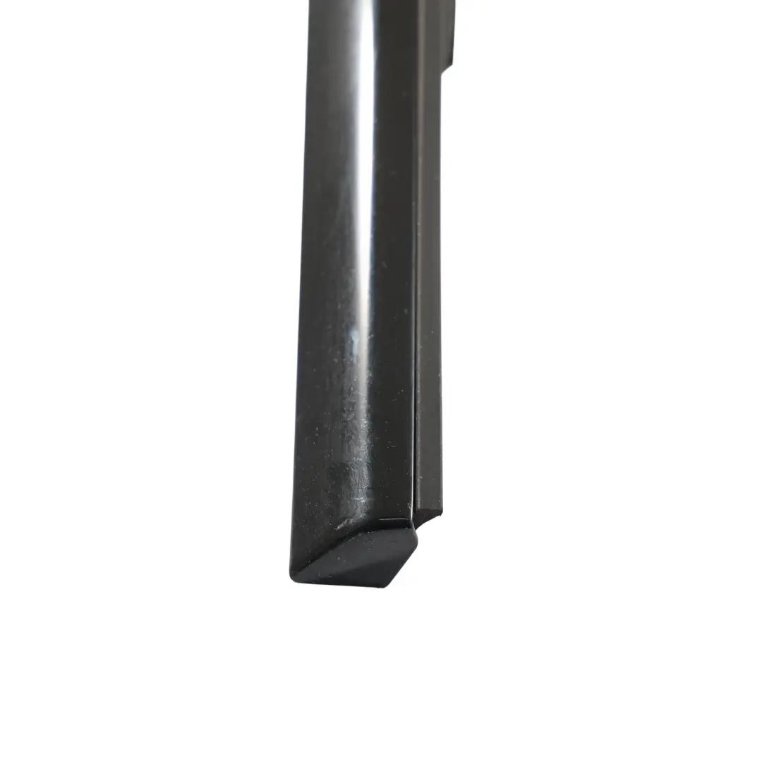 Baguette Enjoliveur Vitre Arrière Droit Noir Brillant pour Audi A4 S4 B9 à propos du numéro de pièce 8W0853764D Audi A4 S4 B9 Baguette Enjoliveur Vitre Arrière Droit Noir Brillant - SKU 8W0853764D - Numéro de pièce 8W0853764D