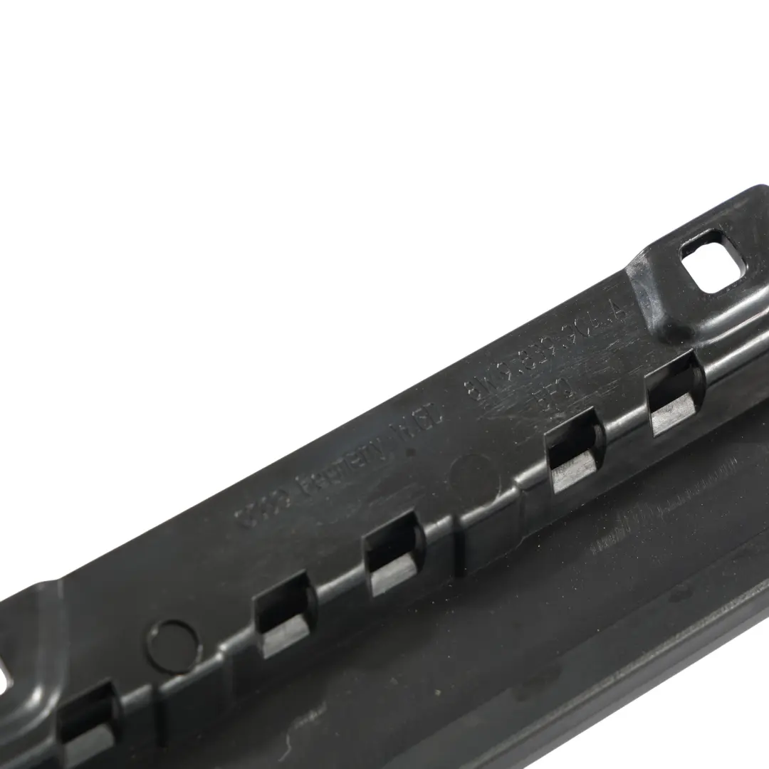 Moldura Pilar C Trasero Derecho Negro Brillante para Audi A4 B9 S4 8W con número de pieza 8W9839904A Audi A4 B9 S4 8W Moldura Pilar C Trasero Derecho Negro Brillante - SKU 8W9839904A - Número de pieza 8W9839904A