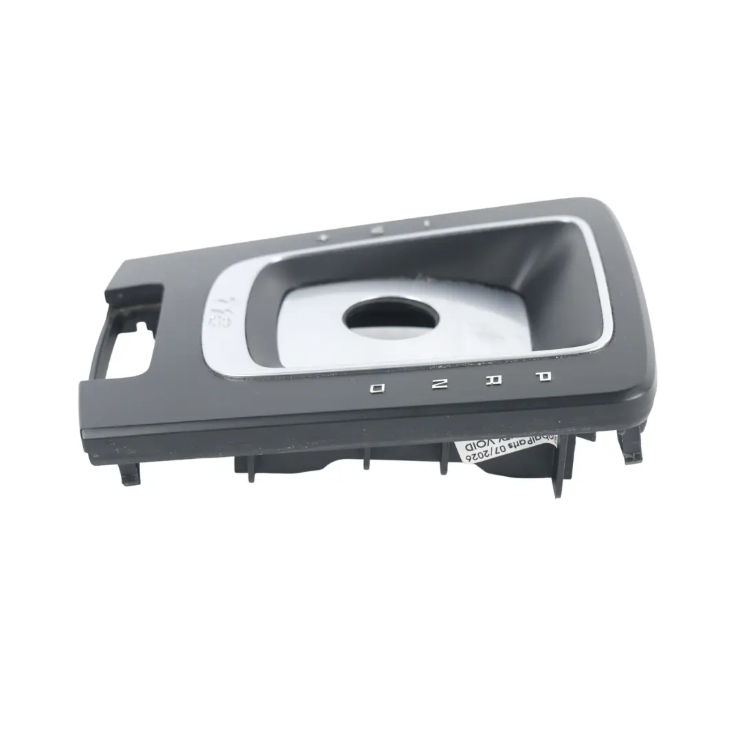 Ramka Dźwigni Zmiany Biegów do Porsche Boxster 718 982 o numerze 9P1858401E Porsche Boxster 718 982 Ramka Dźwigni Zmiany Biegów - SKU 9P1858401E - Numer Części 9P1858401E