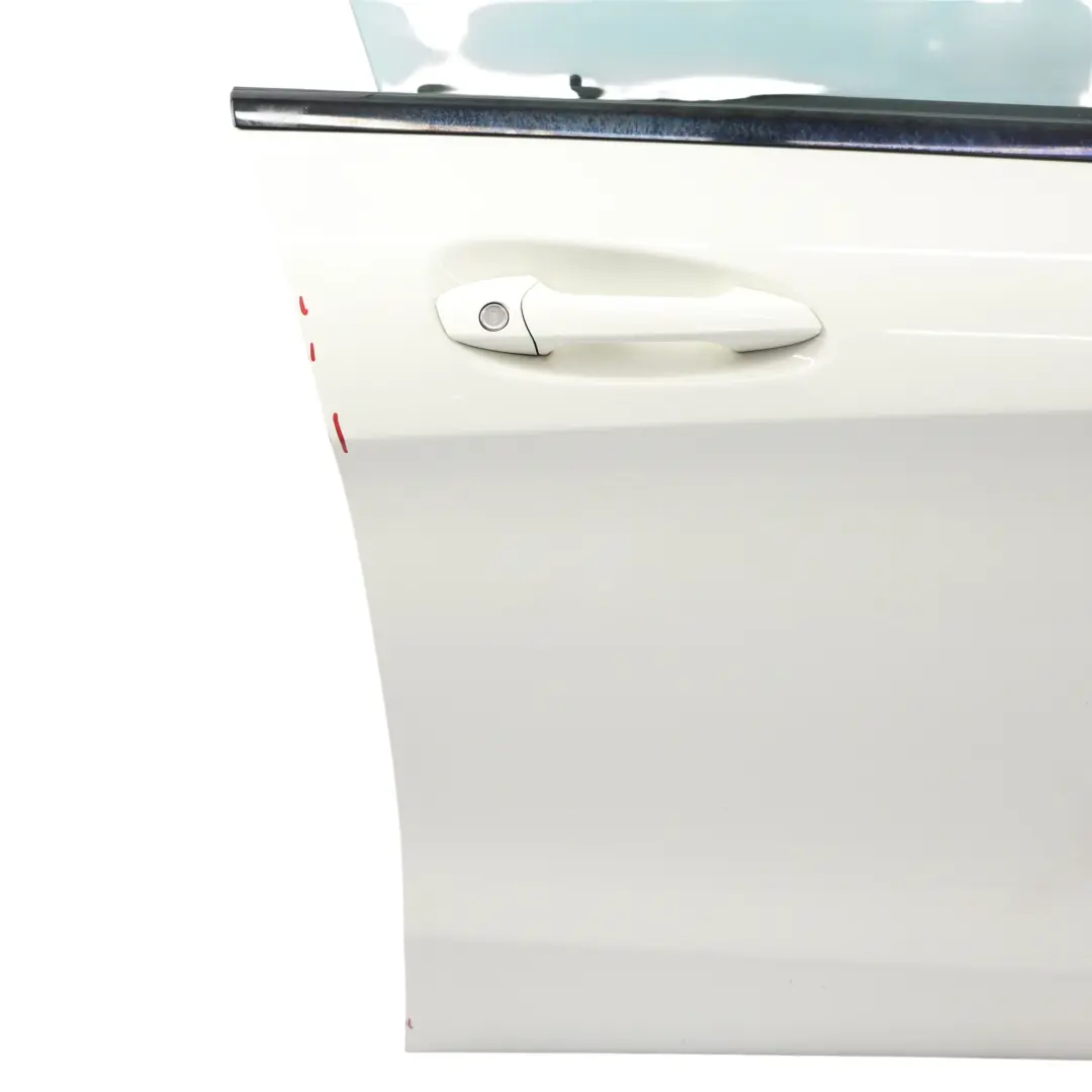 Pannello di rivestimento anteriore destro Calcite Bianco - 650 per Mercedes C117 con numero di parte A1177200205 Mercedes C117 Pannello di rivestimento anteriore destro Calcite Bianco - 650 - SKU A1177200205-CW - Numero di parte A1177200205
