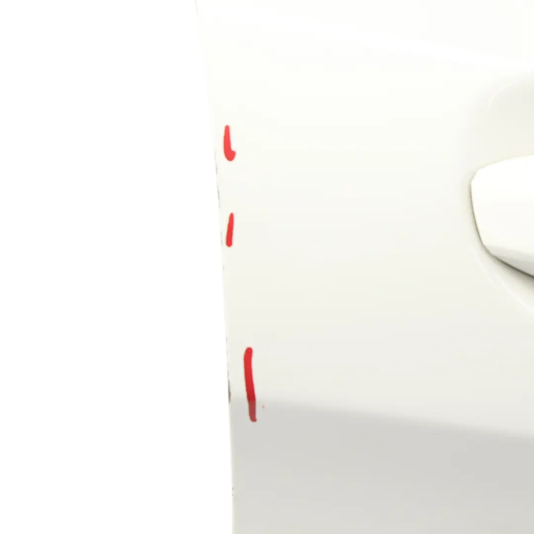Pannello di rivestimento anteriore destro Calcite Bianco - 650 per Mercedes C117 con numero di parte A1177200205 Mercedes C117 Pannello di rivestimento anteriore destro Calcite Bianco - 650 - SKU A1177200205-CW - Numero di parte A1177200205