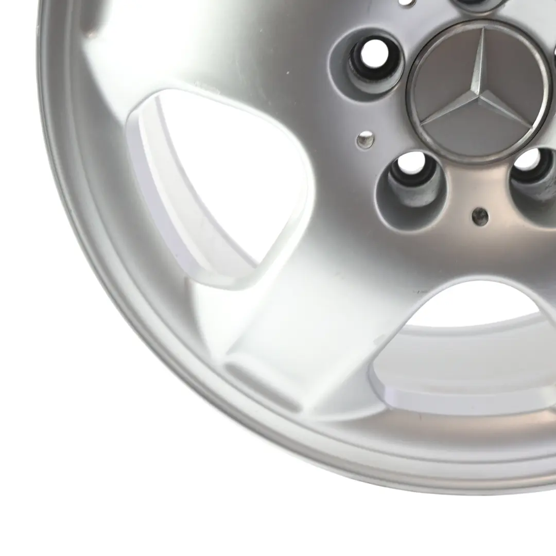 Srebrna felga aluminiowa Mercedes ML W163 17" 8J ET:52 do o numerze A1634012602 Srebrna felga aluminiowa Mercedes ML W163 17" 8J ET:52 - SKU A1634012602-2 - Numer Części A1634012602