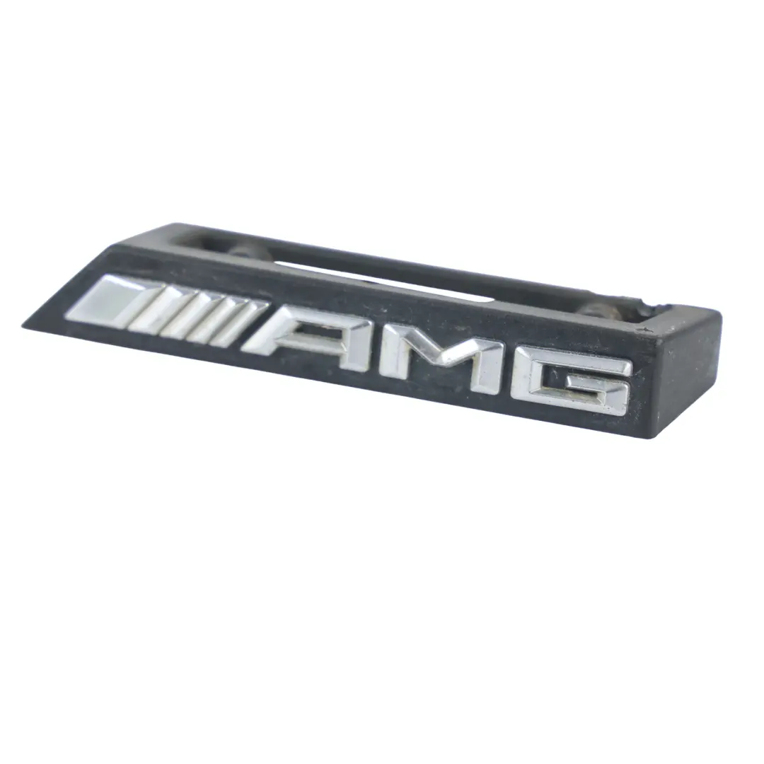 Mercedes W176 Calandre Insigne Badge Emblème Logo AMG - SKU A1768170300 - Numéro de pièce A1768170300