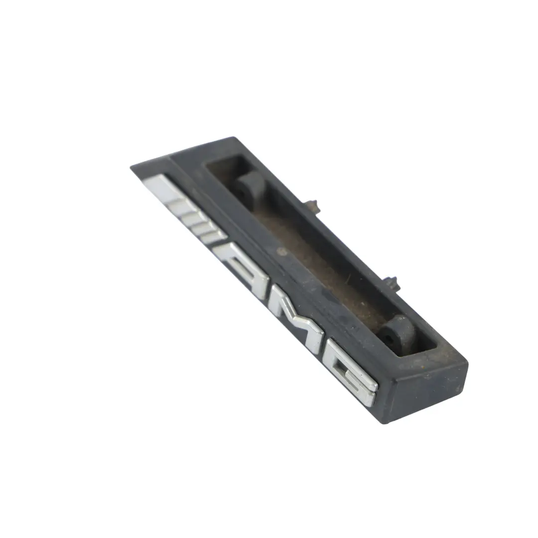 Mercedes W176 Support Avant Calandre Badge Modèle Lettrage AMG - SKU A1768173500 - Numéro de pièce A1768173500