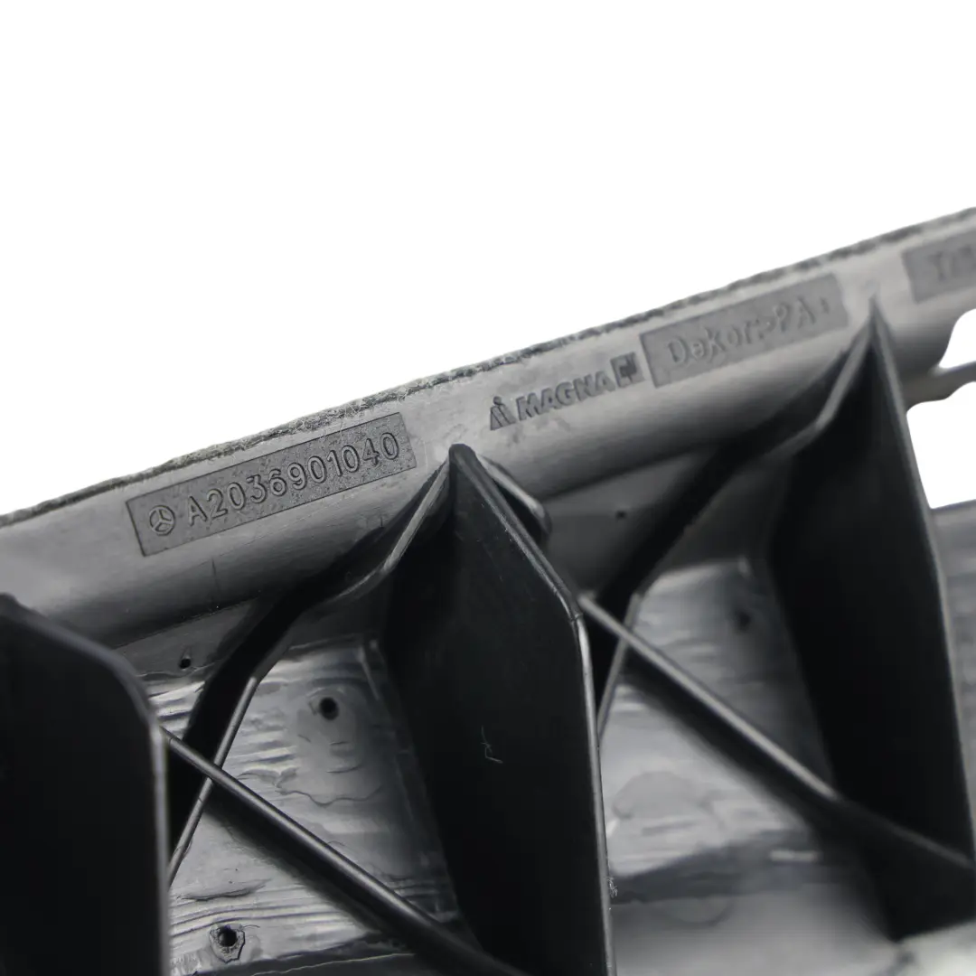 Rivestimento Bagagliaio Montante D Destro per Mercedes S203 con numero di parte A2036901040 Mercedes S203 Rivestimento Bagagliaio Montante D Destro - SKU A2036901040 - Numero di parte A2036901040