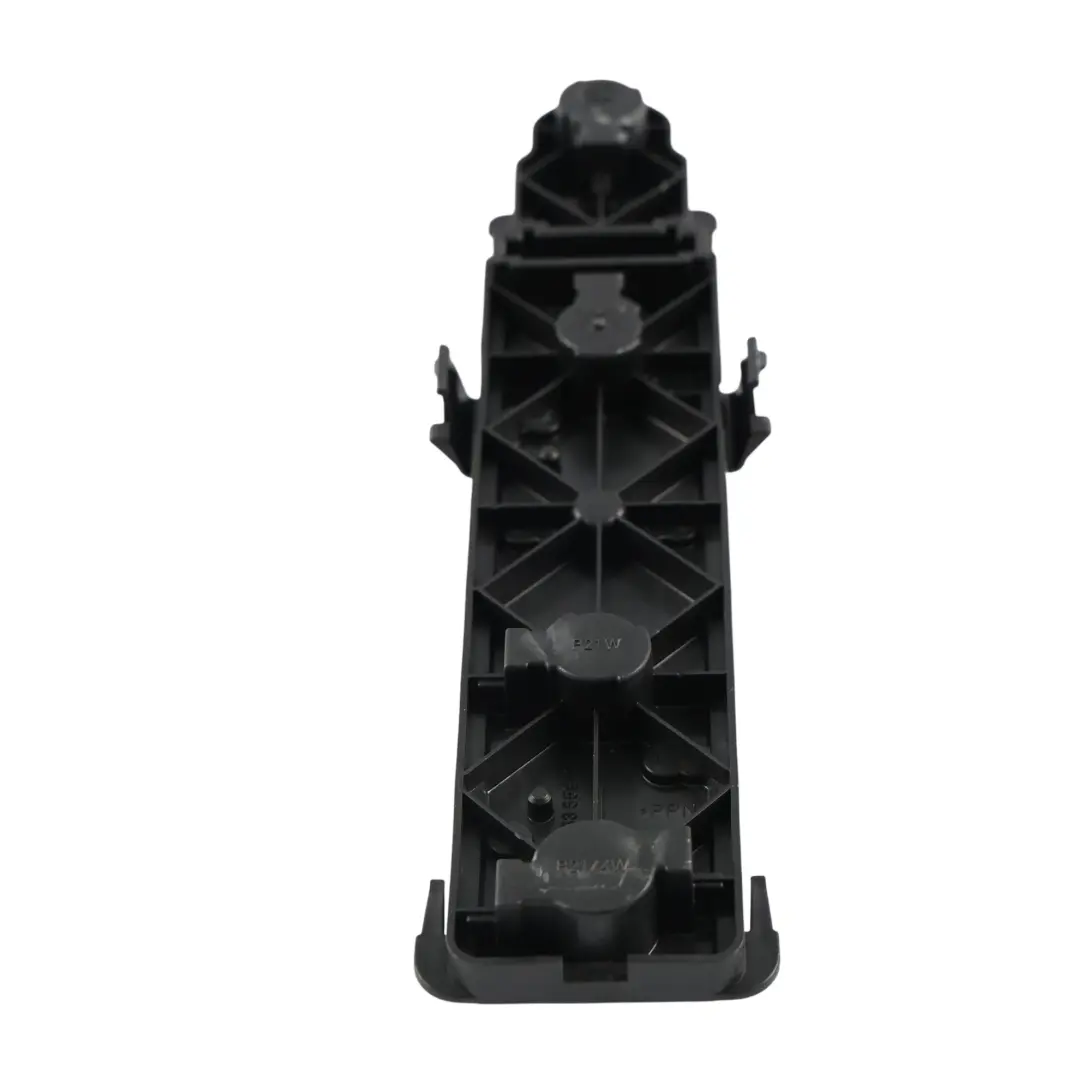 Gniazdo Żarówki Lampy Tylnej Lewy Prawy do Mercedes S203 o numerze A2038200577 Mercedes S203 Gniazdo Żarówki Lampy Tylnej Lewy Prawy - SKU A2038200577 - Numer Części A2038200577