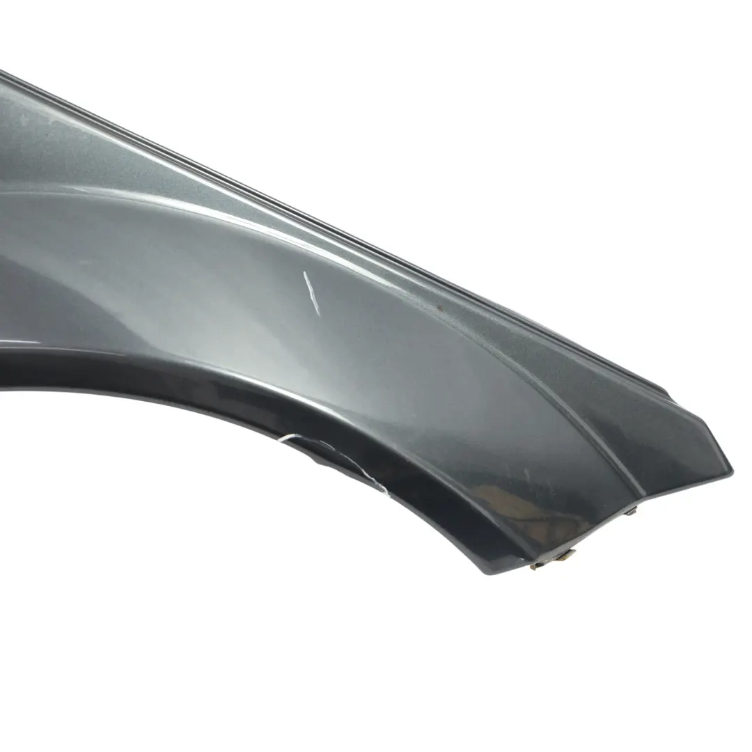 C63 Parafango Anteriore Sinistro Grigio Tenorite 755 per Mercedes W204 AMG con numero di parte A2048800818 Mercedes W204 AMG C63 Parafango Anteriore Sinistro Grigio Tenorite 755 - SKU A2048800818-TNG - Numero di parte A2048800818