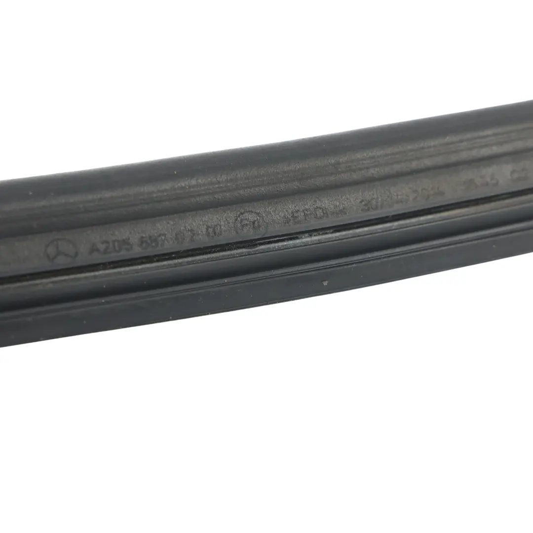 Joint Caoutchouc Étanchéité Capot Moteur Droit pour Mercedes W205 à propos du numéro de pièce A2058870200 Mercedes W205 Joint Caoutchouc Étanchéité Capot Moteur Droit - SKU A2058870200 - Numéro de pièce A2058870200