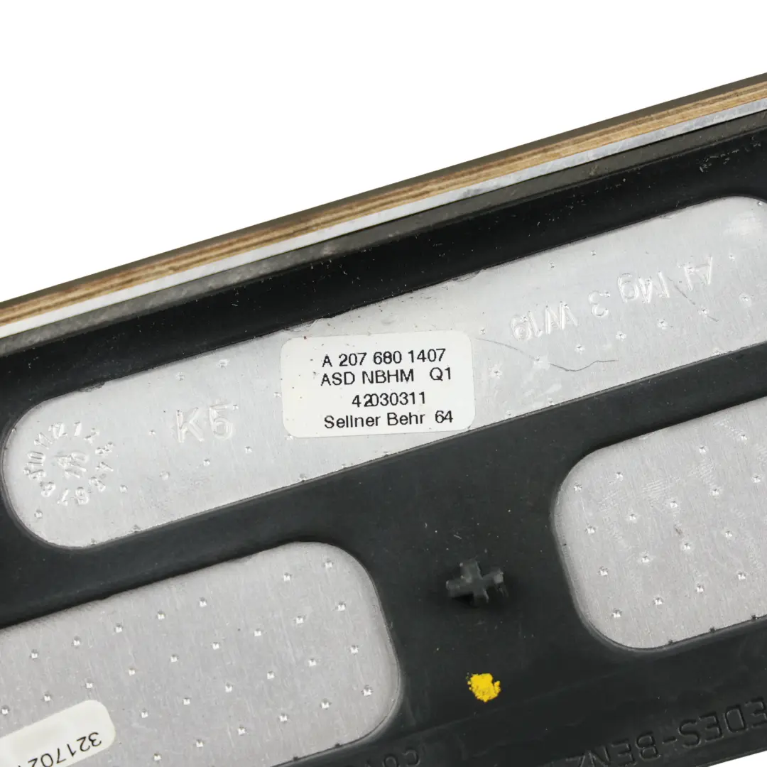 Tapa Bandeja Consola Central Nogal para Mercedes W204 con número de pieza A2076801407 Mercedes W204 Tapa Bandeja Consola Central Nogal - SKU A2076801407 - Número de pieza A2076801407
