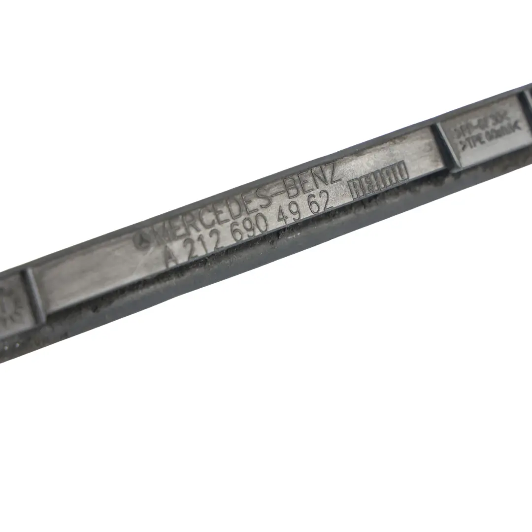 Guarnizione Portiera Posteriore Sinistra per Mercedes W212 S212 con numero di parte A2126904962 Mercedes W212 S212 Guarnizione Portiera Posteriore Sinistra - SKU A2126904962 - Numero di parte A2126904962