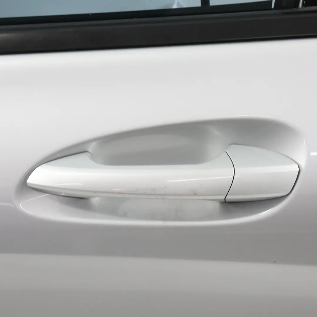 Porta anteriore sinistra Polar Silver Metallic - 761 per Mercedes W246 con numero di parte A2467200105 Mercedes W246 Porta anteriore sinistra Polar Silver Metallic - 761 - SKU A2467200105-PLS - Numero di parte A2467200105